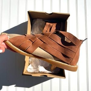 Born Strap Open Toe Sandals Tan Size 8